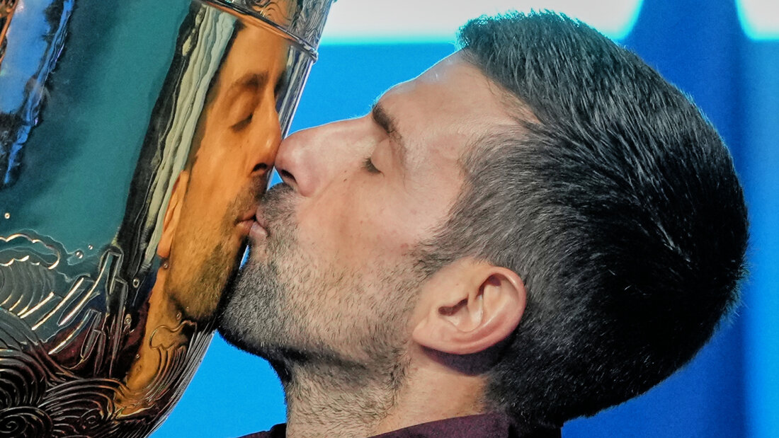 Novak Djokovic küsst in Peking nach seinem ersten Turniersieg seit elf Monaten die Sieger-Trophäe 20261007124437346.jpg
