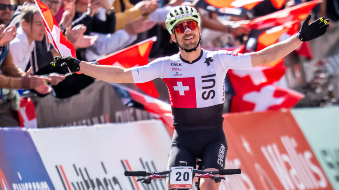 Grosser Abschied für den Grössten: Das Walliser Publikum feiert den als 41. im Ziel eintreffenden Nino Schurter wie einen Weltmeister 20250914182336049.jpg