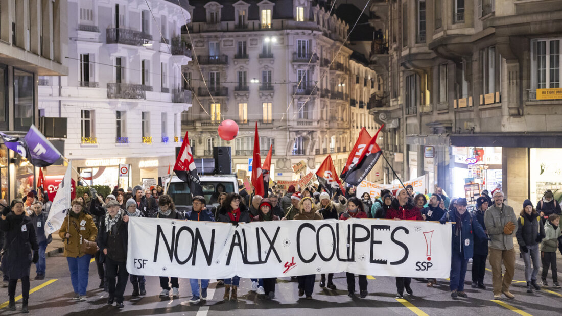 Trotz der Rücknahme der geplanten Lohnsenkung für das Waadtländer Staatspersonal sind am Montagabend in Lausanne mehrere tausend Menschen auf die Strasse gegangen. 20251215205933796.jpg