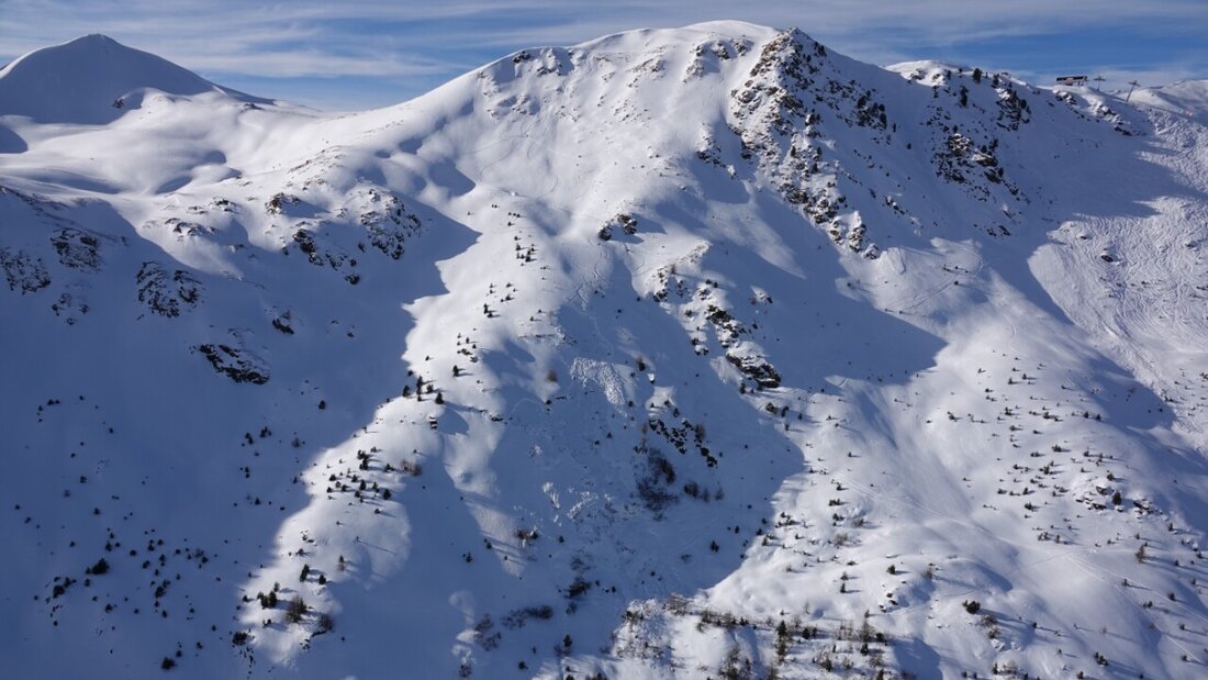 Jedes Jahr kommen in der Schweiz durchschnittlich 29 Menschen beim Schneesport abseits der Pisten ums Leben (Archiv). 20260127093010618.jpg