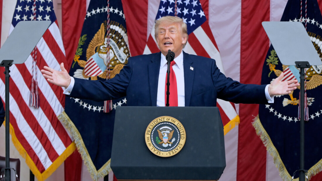 ARCHIV - US-Präsident Donald Trump spricht während einer Zeremonie am Memorial Day auf dem Arlington National Cemetery. Der Memorial Day fällt mit den Feierlichkeiten zum 250-jährigen Bestehen der USA zusammen. Foto: Rod Lamkey/AP/dpa 20260531124056241.jpg