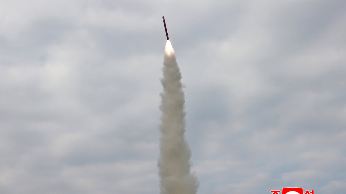 HANDOUT - Die von der staatlichen nordkoreanischen Nachrichtenagentur KCNA am 29.10.2025 zur Verfügung gestellte Aufnahme zeigt nach Angaben von KCNA einen Testabschuss von strategischen Marschflugkörpern auf dem Meer. Foto: Uncredited/KCNA via YNA/dpa - ACHTUNG: Nur zur redaktionellen Verwendung und nur mit vollständiger Nennung des vorstehenden Credits 20260806135430129.jpg