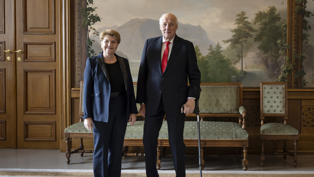 Alt Bundesrätin Viola Amherd reist zur Beerdigung von König Harald V. nach Oslo. 2024 besuchte Amherd den König im royalen Palast. (Archivbild) 20260902173137498.jpg