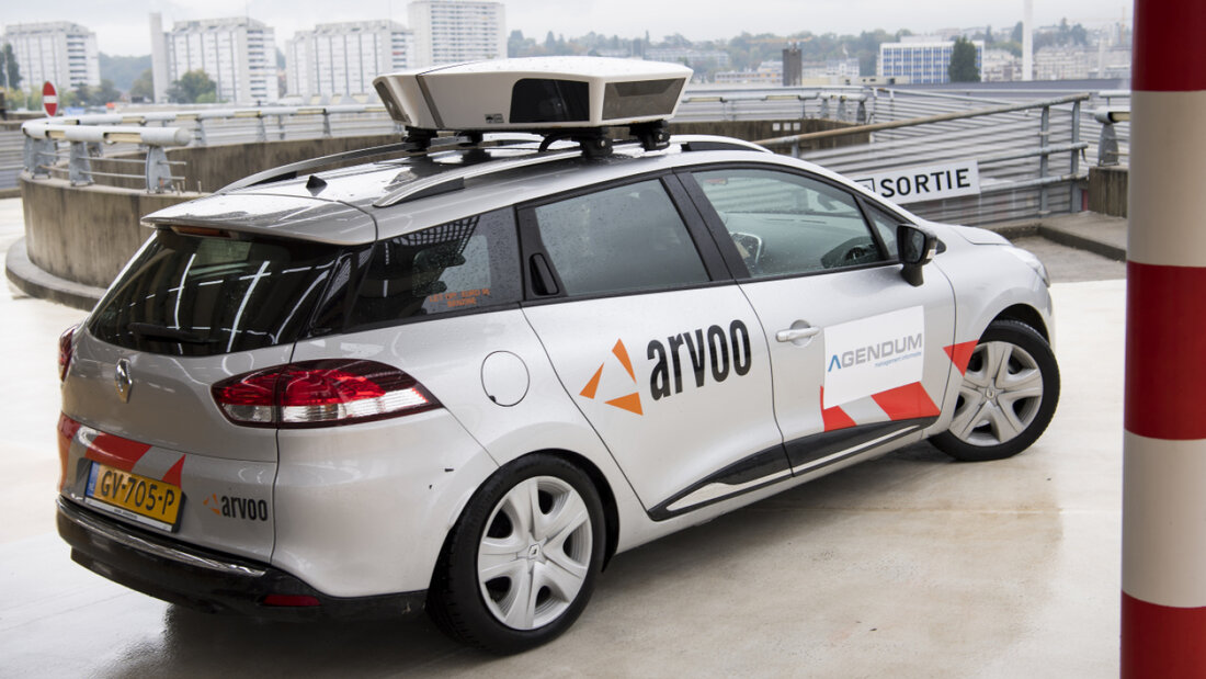 Ein Scan-Car mit Kameras und Sensoren auf dem Dach könnte in St. Gallen dereinst Parksünder aufspüren. Im Bild zu sehen ist ein solches Auto während einer Pressekonferenz in Genf. (Archivbild) 20260909095123152.jpg