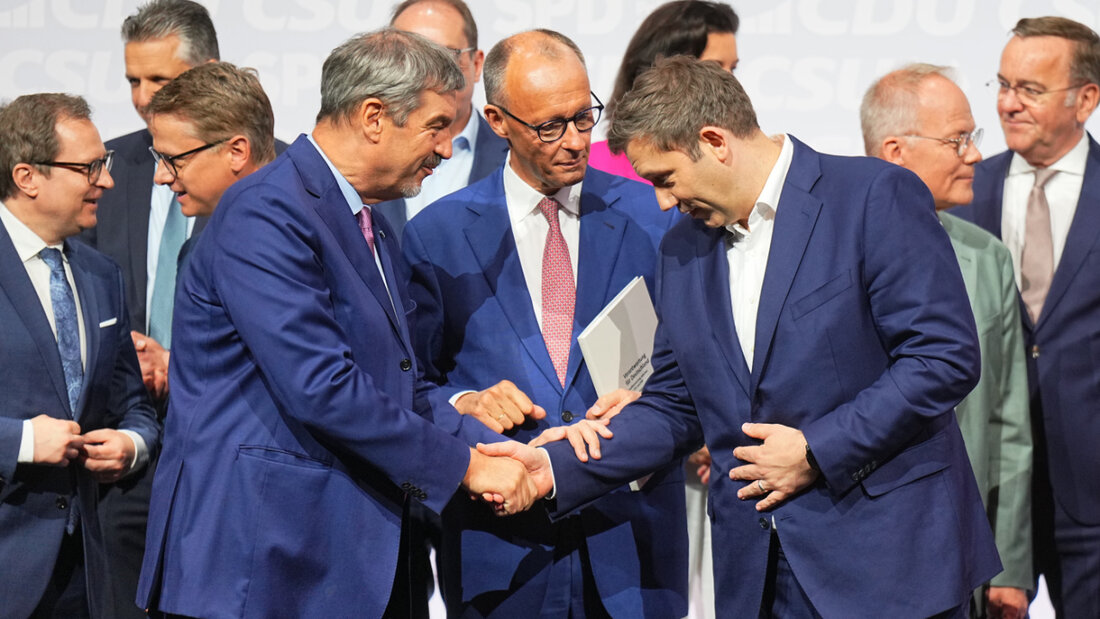 dpatopbilder - CDU-Chef Friedrich Merz (Mitte), CSU-Chef Markus Söder (links) und SPD-Chef Lars Klingbeil geben sich nach der Unterzeichnung des Koalitionsvertrags die Hand. Foto: Michael Kappeler/dpa 20250505124121077.jpg