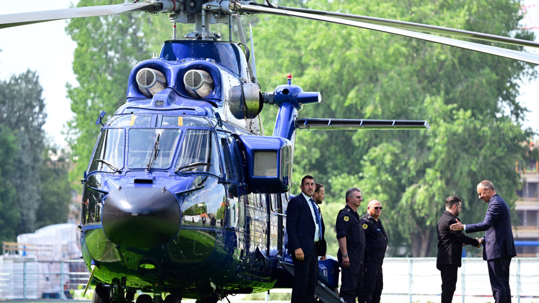 Bundeskanzler Friedrich Merz (CDU, r) begrüßt Wolodymyr Selenskyj (2.v.r), Präsident der Ukraine, bei dessen Ankunft im Garten des Bundeskanzleramtes. Foto: John Macdougall/AFP Pool/dpa 20250813162631684.jpg