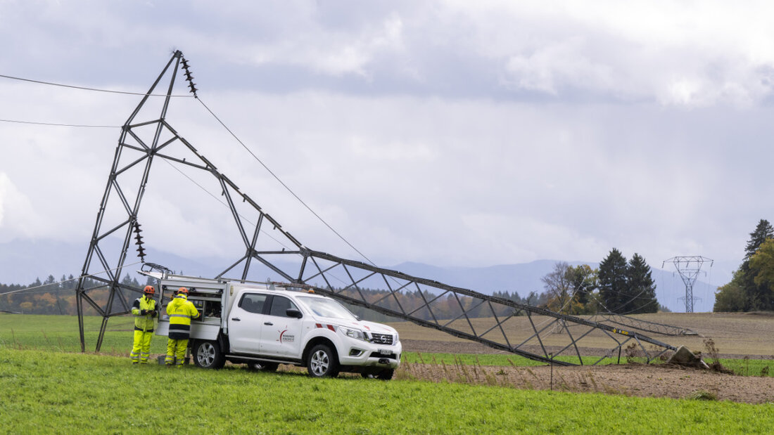 In Bière im Waadtland stürzte wegen des Sturms "Benjamin" ein Hochspannungsmast um. An exponierten Lagen werden Windgeschwindigkeiten von bis zu 150 km/h erwartet. 20251023153711594.jpg
