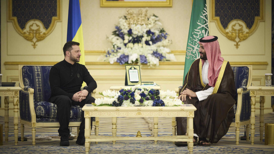 HANDOUT - Auf diesem vom Pressebüro des ukrainischen Präsidenten zur Verfügung gestellten Bild trifft Wolodymyr Selenskyj, Präsident der Ukraine, links, den saudischen Kronprinzen Mohammed bin Salman im Königspalast in Dschidda, Saudi-Arabien. (Archivbild) Foto: -/Ukrainian Presidential Press Office via AP/dpa - ACHTUNG: Nur zur redaktionellen Verwendung und nur mit vollständiger Nennung des vorstehenden Credits 20260327133509217.jpg