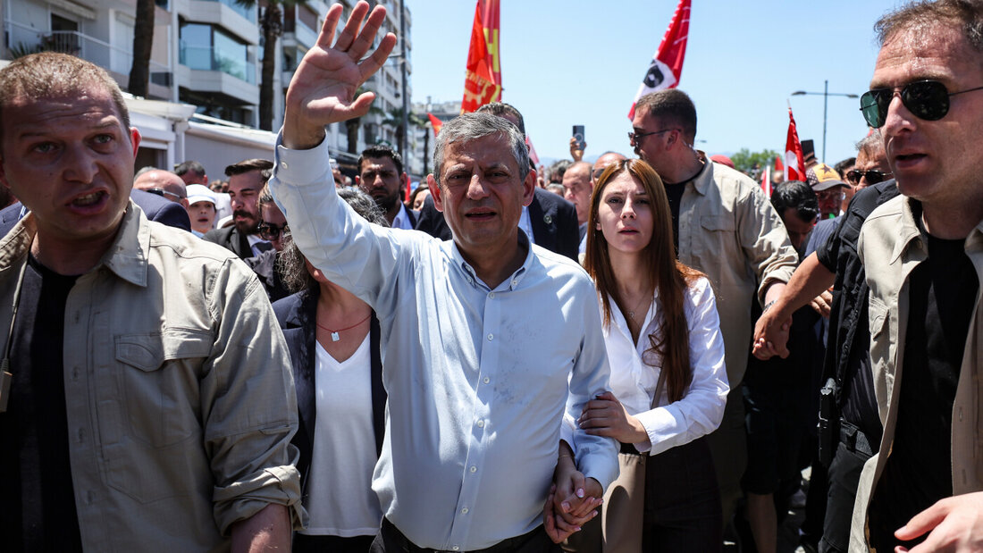ARCHIV - Özgür Özel (M), der abgesetzte Vorsitzende der größten türkischen Oppositionspartei, der Republikanischen Volkspartei (CHP), kommt zu einer Kundgebung. Foto: Erdem Sahin/AP/dpa 20260721164112894.jpg