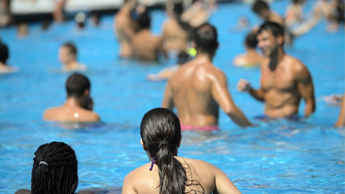 Gerade noch rechtzeitig konnten der Bademeister und seine medizinische Assistenz das regungslose dreijährige Mädchen aus dem Schwimmbecken im thurgauischen Kreuzlingen retten. (Archivbild) 20260802175720038.jpg