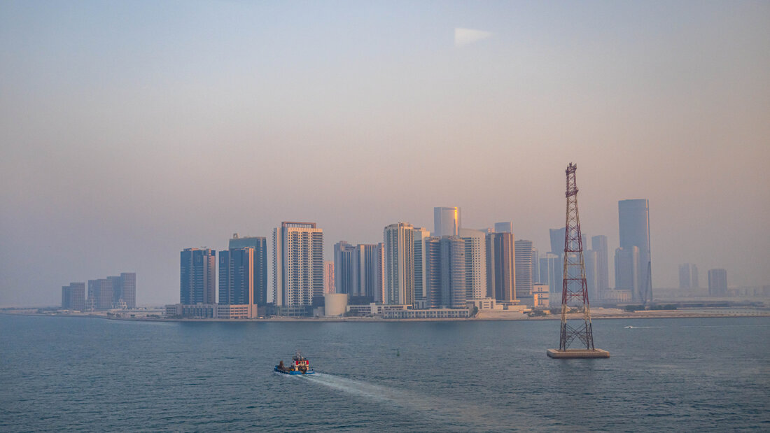 ARCHIV - Die Hochhäuser der Skyline von Abu Dhabi. Foto: Sina Schuldt/dpa/Symbolbild 20260818205038016.jpg