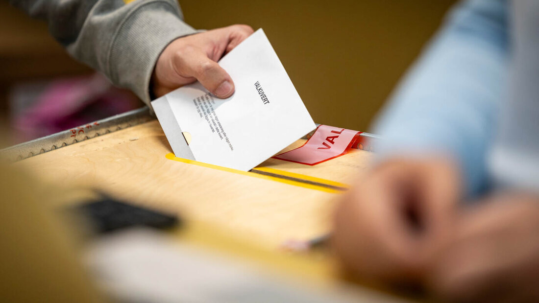 Ein Wähler wirft einen Wahlumschlag in eine Wahlurne in einem Wahllokal im Rathaus von Malmö. Foto: Johan Nilsson/TT News Agency via AP/dpa 20260914042433212.jpg