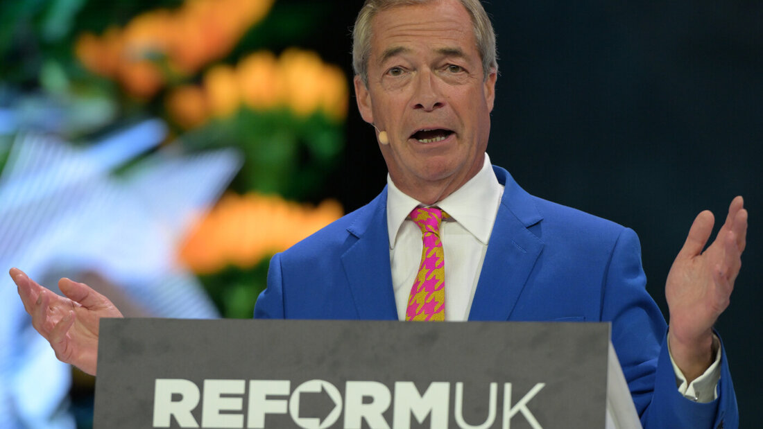 ARCHIV - Der Vorsitzende der Reformpartei, Nigel Farage, hält auf dem Jahreskongress der Reformpartei eine Rede. Foto: Thomas Krych/AP/dpa 20261003023405873.jpg