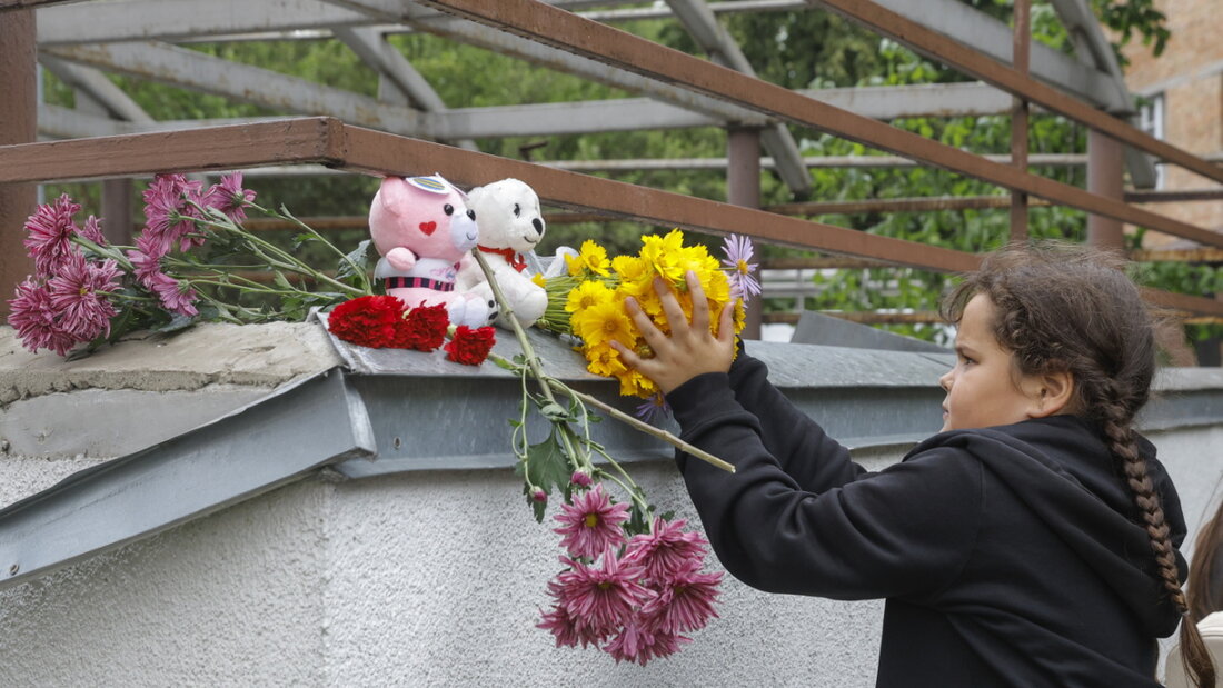 Alltag in der Ukraine nach regelmässigen russischen Angriffen auf Wohngebiete: Trümmer und Tote. Ein Mädchen in Kiew legt Blumen und Spielsachen auf eine Mauer für Opfer unter seinen Spielkameraden. 20250707172136059.jpg