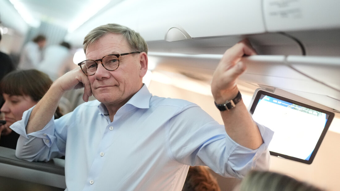 Deutschlands Außenminister Johann Wadephul (CDU) während eines Hintergrundgesprächs mit mitreisenden Medienvertreterinnen und Medienvertretern auf einem Rückflug nach Berlin. Foto: Marcus Brandt/dpa 20251108160207991.jpg