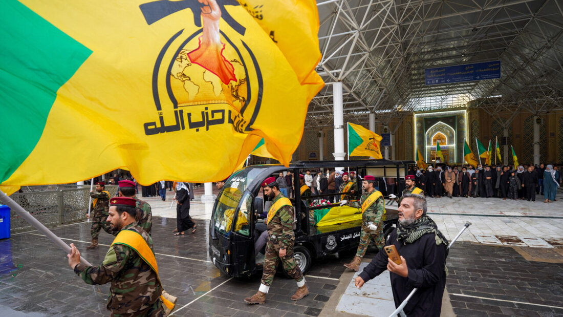 Mitglieder der Kataib Hisbollah nehmen an der Beerdigung von Kämpfern teil, die nach eigenen Angaben bei einem US-Luftangriff in der Provinz Qaim getötet wurden. Foto: Anmar Khalil/AP/dpa 20260407201352316.jpg