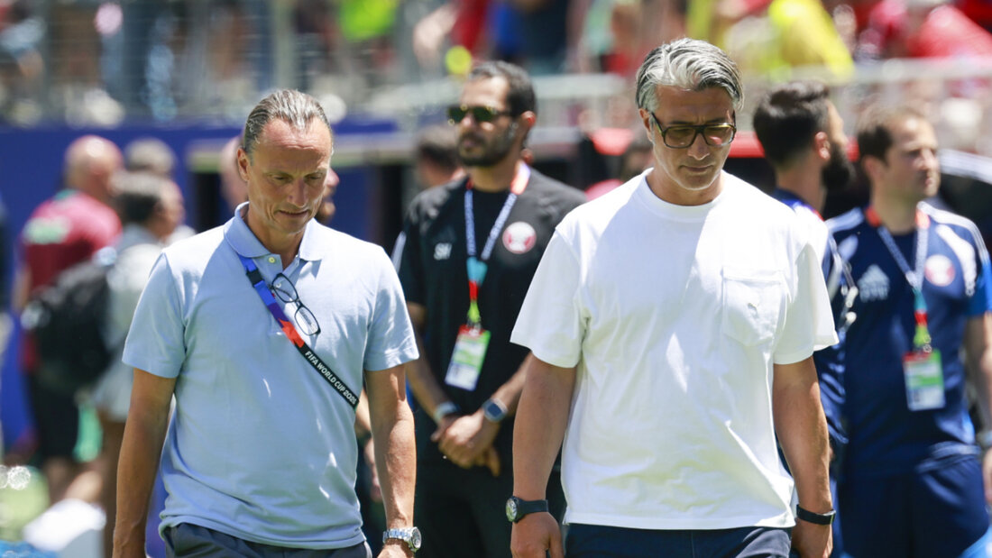 Schweizer Nationaltrainer Murat Yakin geht nach dem 1:1 gegen Katar enttäuscht vom Platz 20260614010028378.jpg