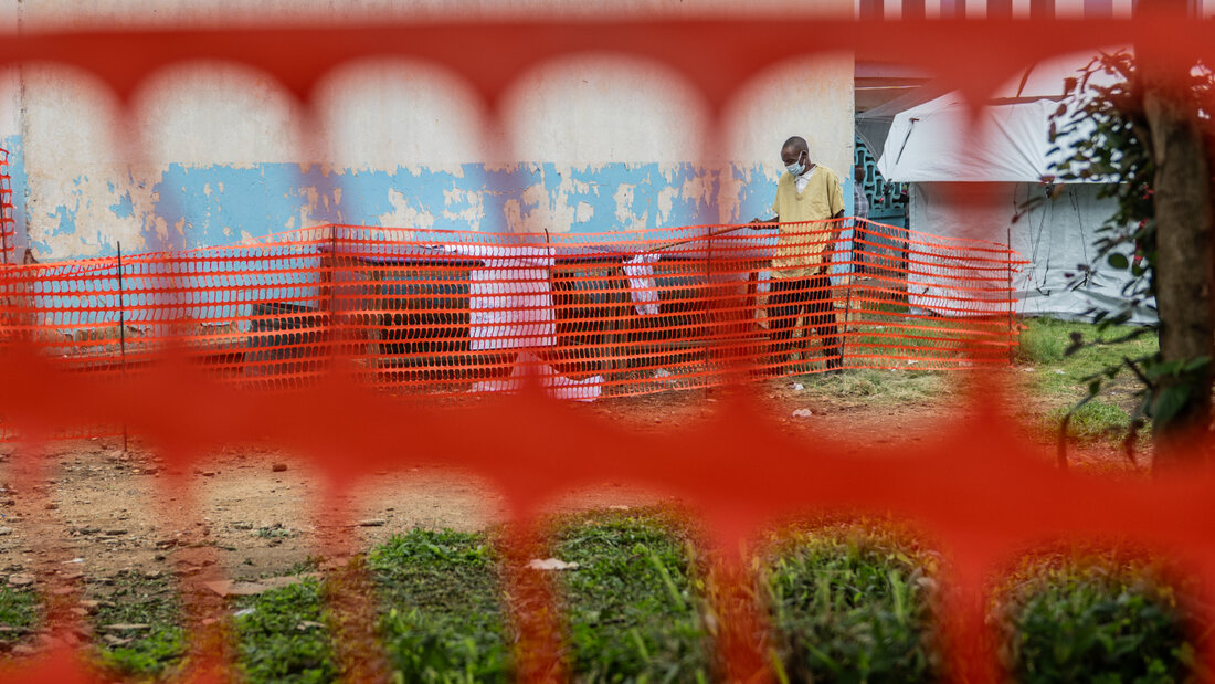 ARCHIV - Ein Mitarbeiter des Gesundheitswesens bereitet ein Ebola-Behandlungszentrum vor. Foto: Moses Sawasawa/AP/dpa/Archivbild 20260716184227547.jpg