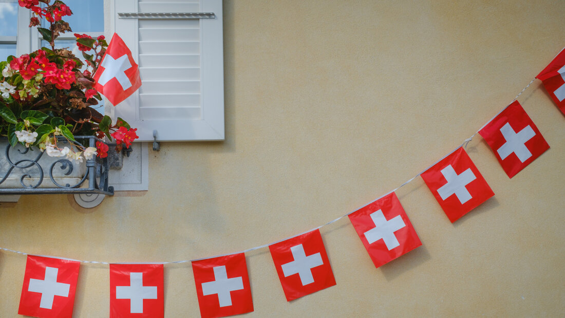Eine neue Regelung erlaubt es, das Schweizerkreuz auch auf im Ausland hergestellte Waren zu nutzen. Sowohl Gewerbetreibende als auch Stimmberechtigte befürchten dadurch aber eine Verwässerung der Marke "Schweiz" sowie einen Vertrauensverlust bei den Konsumenten. (Archivbild) 20260811133158985.jpg