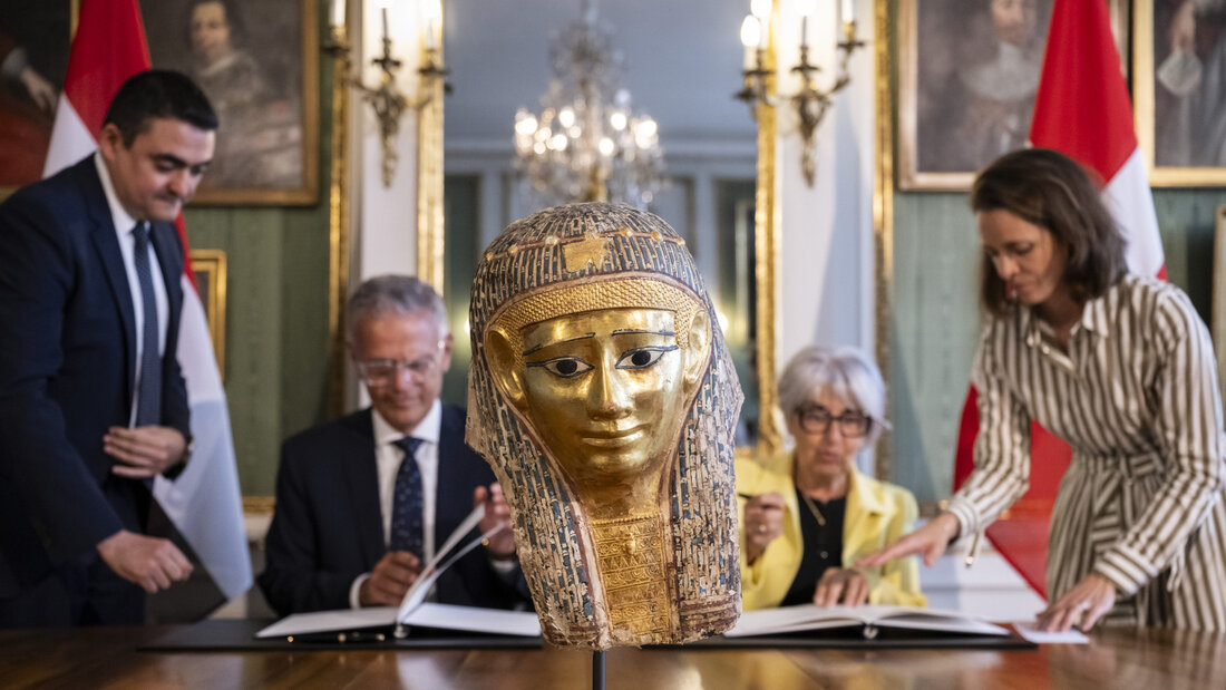 Eine fast 3000 Jahre alte ägyptische Totenmaske war illegal in die Schweiz gelangt. Kulturministerin Elisabeth Baume-Schneider (2.v.r.) hat sie dem Ägyptische Botschafter Mohamed Yehia Mohamed Negm (2. v.l.) übergeben - dies im Rahmen der Zusammenarbeit beider Länder zum Schutz des Kulturerbes. 20260915150048519.jpg