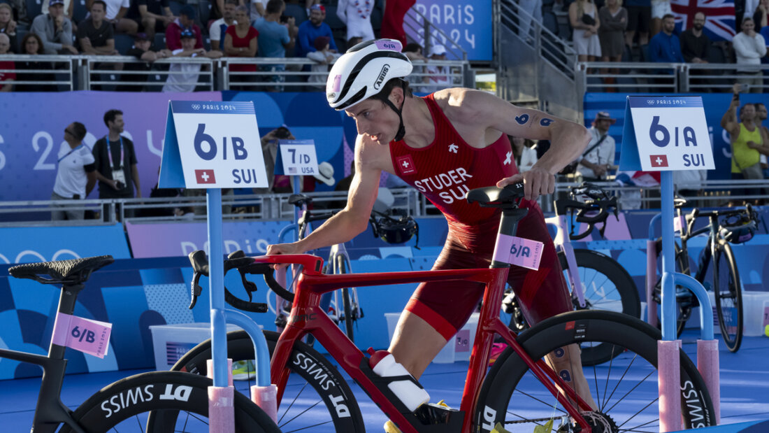 Max Studer steigt nach dem Schwimmen aufs Rad (Archivaufnahme) 20250926095111834.jpg