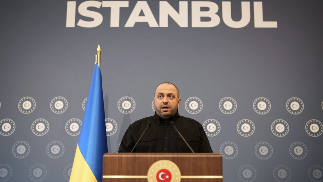 ARCHIV - Der damalige ukrainische Verhandlungsführer in Istanbul, Rustem Umjerow, spricht zu den Journalisten während einer Pressekonferenz im Ciragan-Palast im Anschluss an die Friedensverhandlungen zwischen der Ukraine und Russland. Angesichts des Korruptionsskandals in der Ukraine hat die Kiewer Führung Spekulationen über eine mögliche Flucht von Ex-Verteidigungsminister Rustem Umjerow dementiert. Foto: Emrah Gurel/AP/dpa 20251129233101463.jpg