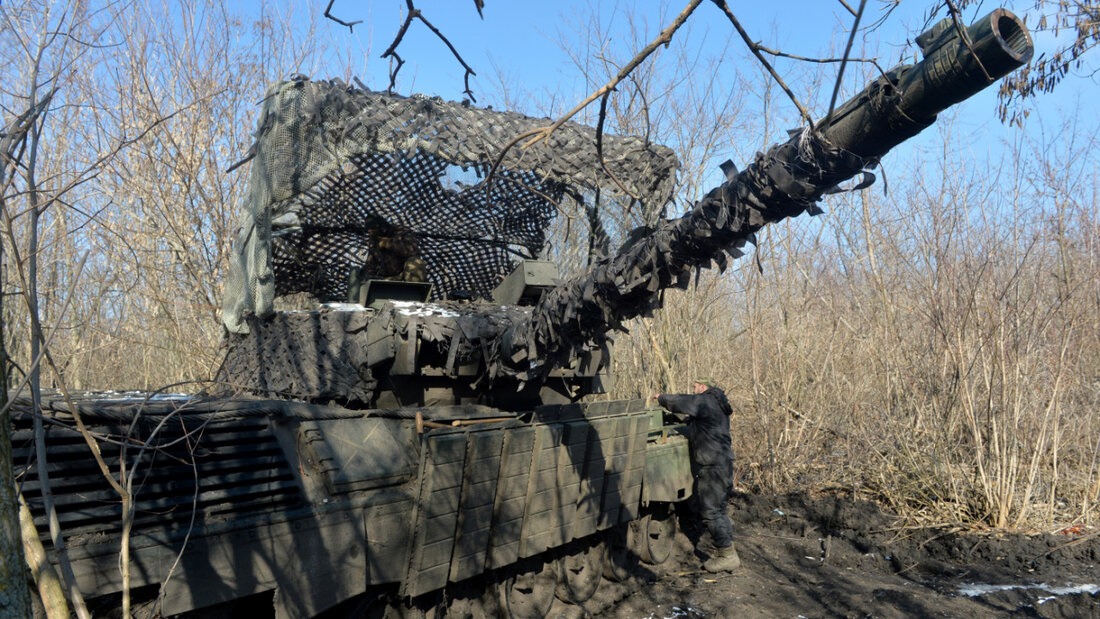 ARCHIV - Ukrainische Soldaten bemannen einen Panzer in der Region Donezk im Osten des Landes. (Archivbild) Foto: Oleksandr Klymenko/ukrin/dpa 20260223142644229.jpg