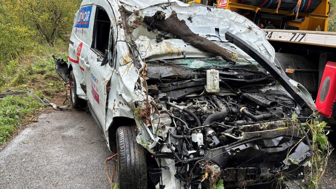 Das Auto sah nach dem Unfall im Jura sehr mitgenommen aus, der Fahrer erlitt jedoch nur leichte Verletzungen. 20261004182507463.jpg