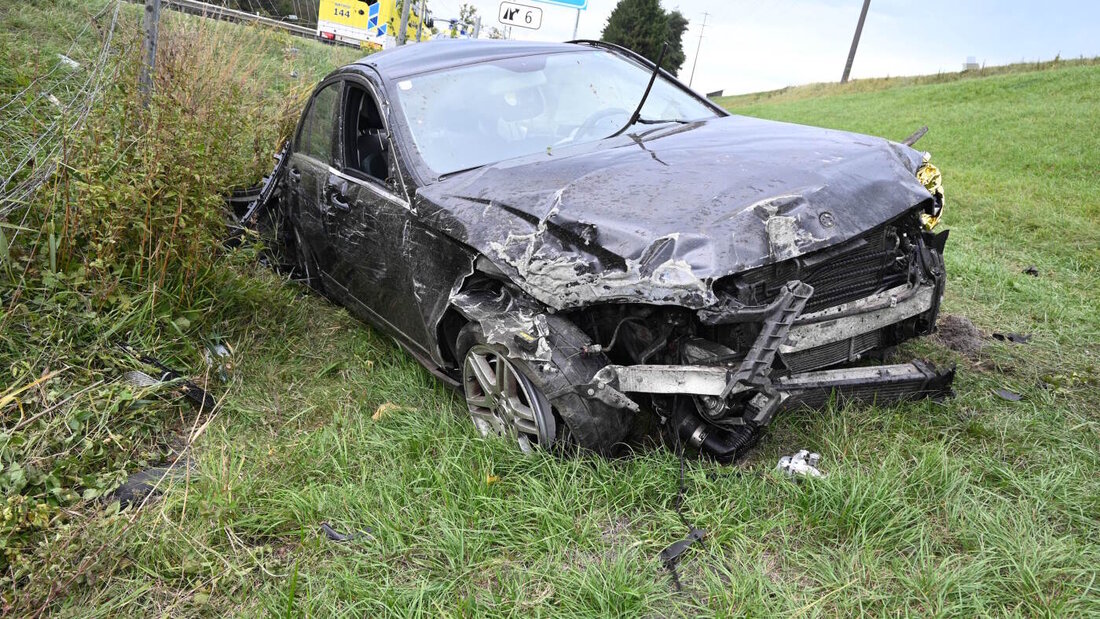 Der Fahrer des Autos wurde beim Unfall lebensbedrohlich verletzt. 20261008115354568.jpg