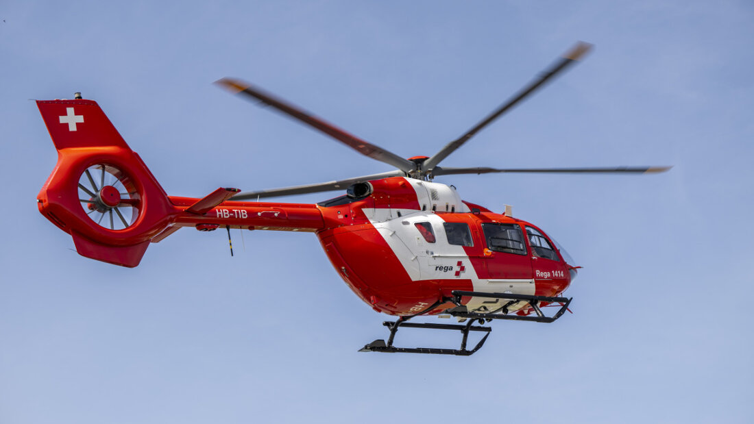 Die Rega flog einen Mann ins Spital, der in einem Restaurant gestürzt war. (Symbolbild) 20250718100145939.jpg