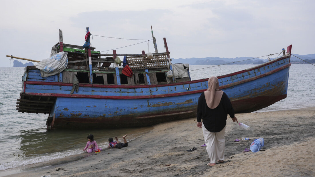 ARCHIV - Ein verlassenes Boot, das Rohingya-Flüchtlinge transportiert hat, liegt auf der Insel Langkawi am Strand. Foto: Azneal Ishak/AP/dpa/Symbolbild 20251109173745727.jpg