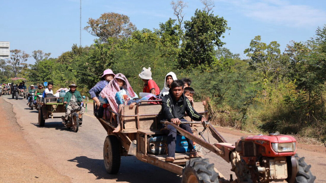 Kambodschanische Dorfbewohner sitzen auf Traktoren, während sie aus ihrem Haus in der Provinz Preah Vihear fliehen. Foto: Uncredited/AGENCE KAMPUCHEA PRESS/AP/dpa 20251208094635821.jpg