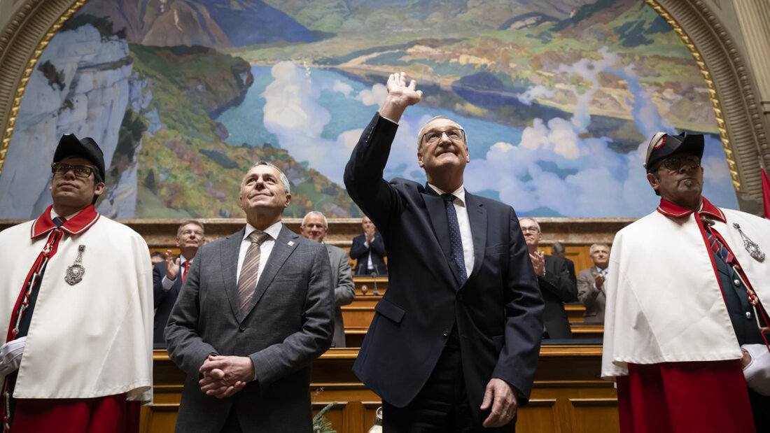 Der neue Bundespräsident Guy Parmelin (zweiter von rechts) und der neue Bundesrats-Vizepräsident Ignazio Cassis (zweiter von links) nehmen nach der Wahl den Applaus der Vereinigten Bundesversammlung entgegen. 20251210125648177.jpg