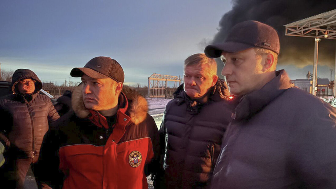 HANDOUT - Auf diesem vom Telegram-Kanal des Gouverneurs der Region Saratow, Roman Bussargin, am 8. Januar 2025 veröffentlichten undatierten Foto spricht der Gouverneur der Region Saratow, Roman Busargin (r) mit Rettungskräften im nach dem Angriff ukrainischer Drohnen beschädigten Industriebereich. Foto: Uncredited/Governor of the Saratov region Roman Busargin telegram channel/dpa - ACHTUNG: Nur zur redaktionellen Verwendung und nur mit vollständiger Nennung des vorstehenden Credits 20251213093554104.jpg