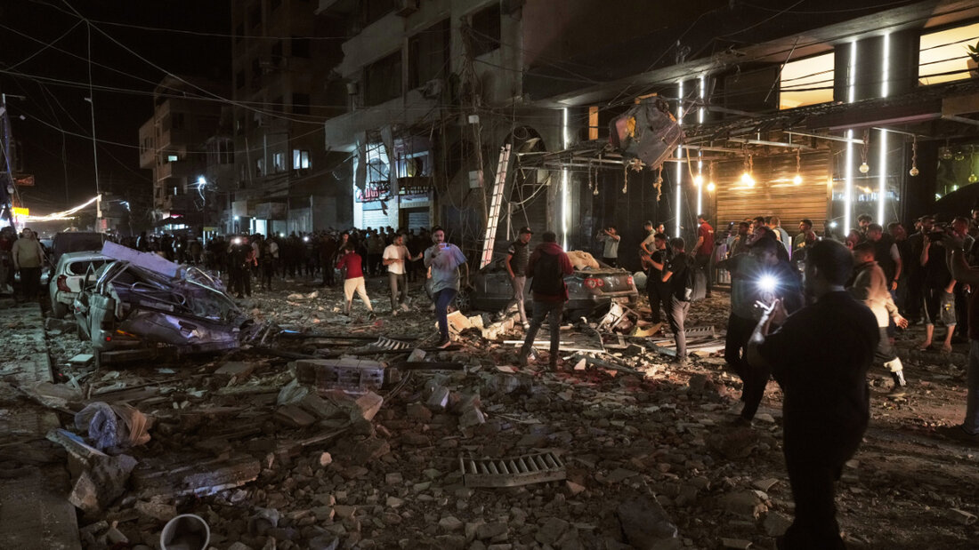 dpatopbilder - Palästinenser inspizieren den Ort eines israelischen Luftangriffs. Foto: Jehad Alshrafi/AP/dpa 20260527091533134.jpg