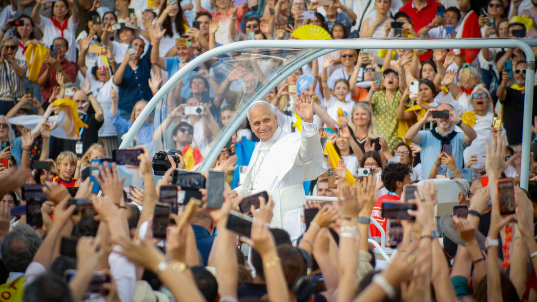 Papst Leo XIV. kommt zu einer Gebetsvigil im Olympiastadion Lluis Companys. Foto: Kike Ricón/EUROPA PRESS/dpa 20260609212746746.jpg