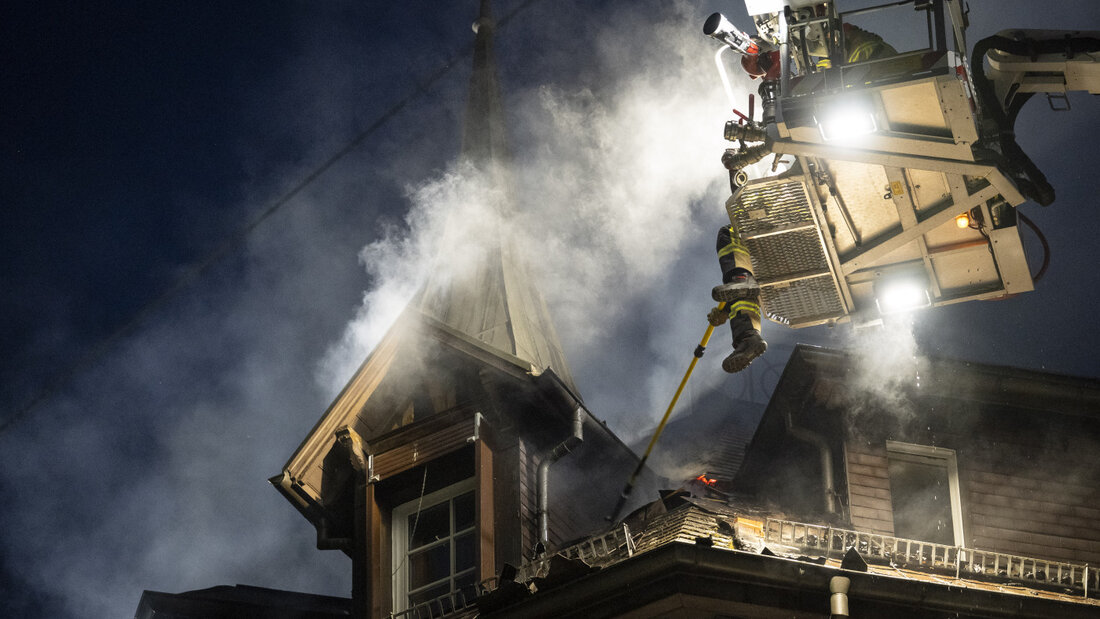Rund 120 Personen mehrerer Feuerwehrkorps bekämpften am Sonntagabend den Brand im Hotel Continental Park. 20260721134819276.jpg