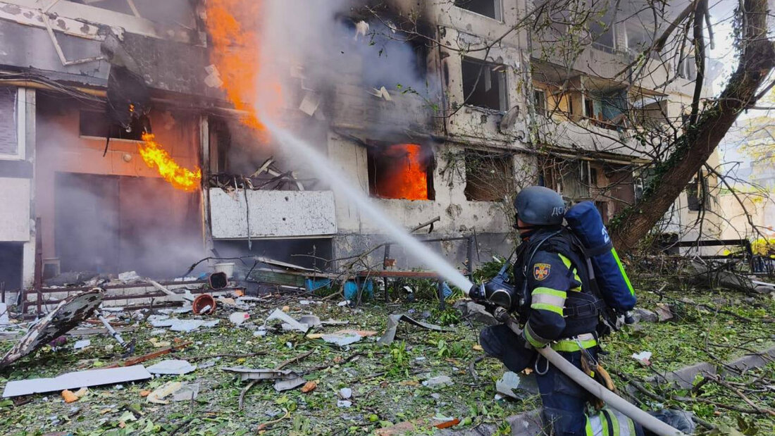 ARCHIV - Auf diesem vom ukrainischen Rettungsdienst zur Verfügung gestellten Foto löschen Feuerwehrleute in der ukrainischen Oblast Dnipropetrowsk einen Brand in einem Wohnhaus, der durch einen russischen Luftangriff ausgelöst wurde. Foto: Uncredited/Ukrainian Emergency Service via AP/dpa - ACHTUNG: Nur zur redaktionellen Verwendung und nur mit vollständiger Nennung des vorstehenden Credits 20260806161127498.jpg