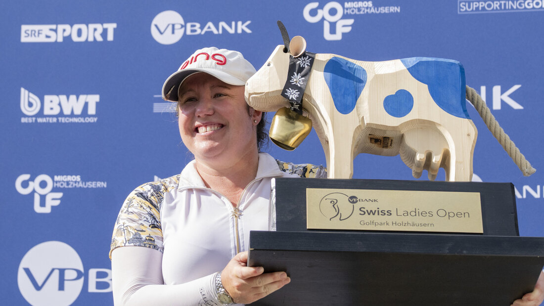 Die englische Golferin Eleanor Givens mit der Siegertrophäe des Swiss Ladies Open 20260815184304850.jpg