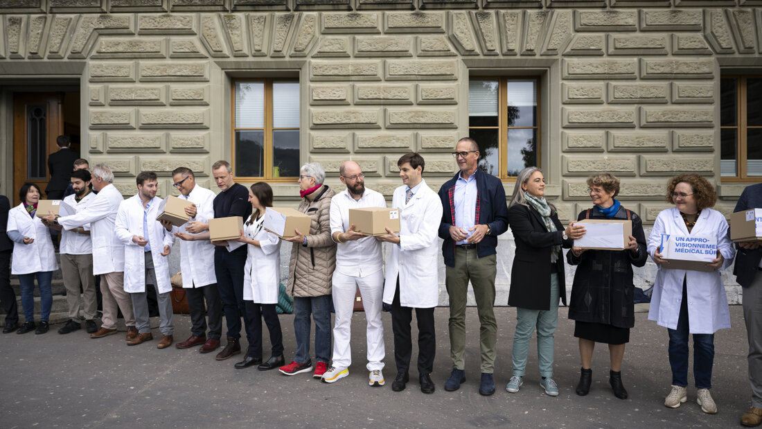 Vertreterinnen und Vertreter von zwanzig Organisationen und Unternehmen des Gesundheitswesens reichten im Oktober 2024 die Unterschriften für die Volksinitiative ein. (Archivbild) 20260923164111780.jpg