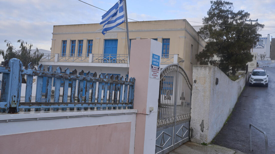 ARCHIV - Eine griechische Flagge weht vor einer geschlossenen Grundschule. Foto: Petros Giannakouris/AP/dpa 20250603100437684.jpg