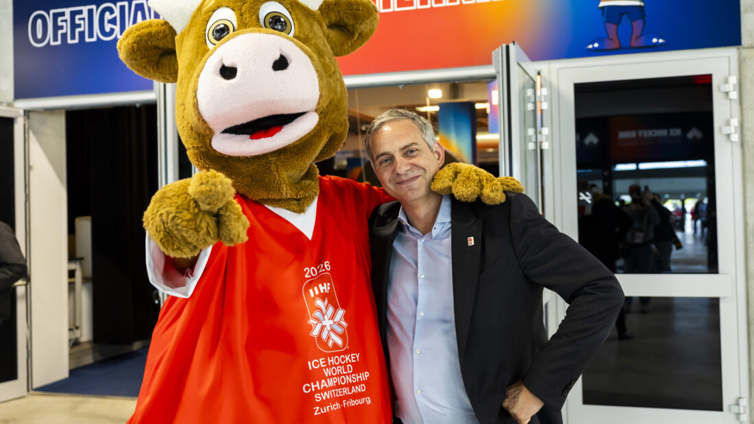 Christian Hofstetter, der Generalsekretär der nächstjährigen WM in der Schweiz, posiert mit dem Maskottchen der Titelkämpfe in Zürich und Freiburg 20251105050057079.jpg