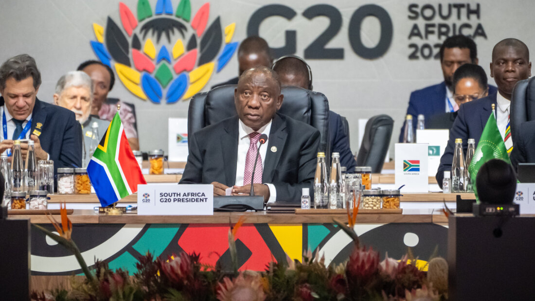 Cyril Ramaphosa, Präsident von Südafrika, spricht zur Eröffnung am zweiten Tag beim G20 Gipfeltreffen. Der G20-Gipfel findet erstmalig in Afrika statt. Foto: Michael Kappeler/dpa-Pool/dpa 20251123104333353.jpg