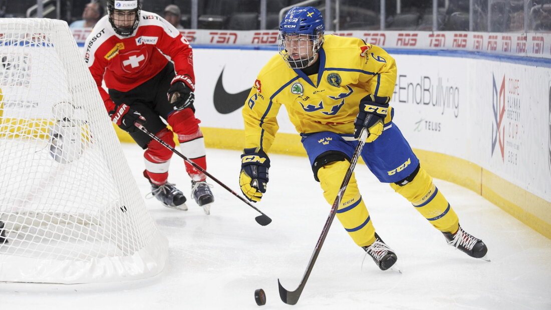 Der Schwede Victor Söderström, hier 2018 an der U18-WM in Edmonton im Spiel gegen die Schweiz, wechselt mit einem Zweijahresvertrag zum EHC Biel 20260520104209342.jpg