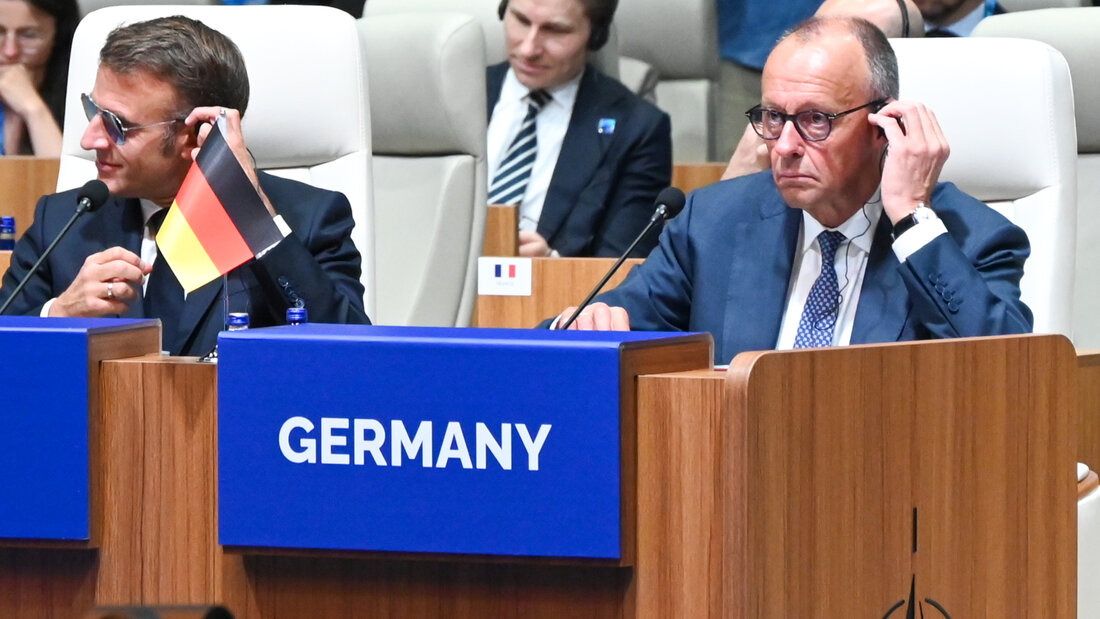 Bundeskanzler Friedrich Merz (r, CDU) nimmt neben Emmanuel Macron, Präsident von Frankreich, an der Arbeitssitzung beim Nato-Gipfel dem Treffen des Nordatlantikrats auf Ebene der Staats- und Regierungschefs teil. Foto: Ansgar Haase/dpa 20260708142916990.jpg
