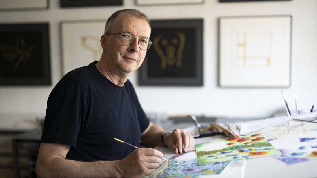 Der Bilderbuchautor und Illustrator Marcus Pfister hat 1992 mit "Der Regenbogenfisch" einen Kinderhit gelandet. Den Filmemachern bei der Augsburger Puppenkiste vertraut er seine Geschichte an: "Das sind Profis." 20260721080148753.jpg