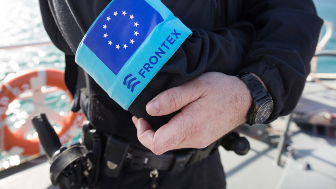 ARCHIV - Ein Polizist der EU-Grenzschutzagentur Frontex steht im Hafen der Insel Samos auf dem Vordeck eines Streifenboots vor einer Erkundungsfahrt. Foto: Christian Charisius/dpa 20251218122501424.jpg