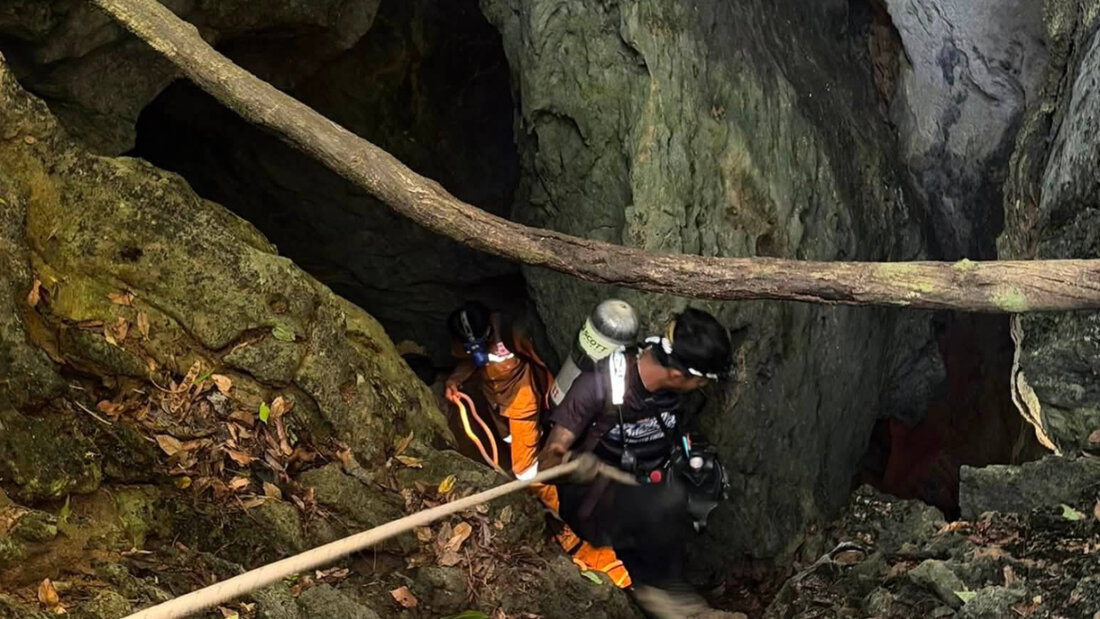 dpatopbilder - Auf diesem von Metta Tham Rescue Kalasin veröffentlichten Bild versuchen Retter, Menschen zu erreichen, die in einer Höhle in der Provinz Xaisomboun eingeschlossen sind. Foto: Uncredited/Metta Tham Rescue Kalasin/AP/dpa - ACHTUNG: Nur zur redaktionellen Verwendung bis zum 10.06.2026 und nur mit vollständiger Nennung des vorstehenden Credits 20260527134815808.jpg