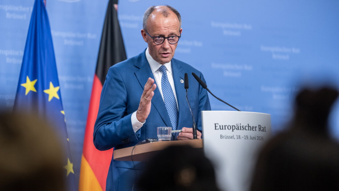 Bundeskanzler Friedrich Merz (CDU) spricht bei der Pressekonferenz nach den Beratungen beim EU Gipfel, dem Treffen der Staats- und Regierungschefs der EU, mit dem Thema des Gemeinschaftshaushalts ab 2028. Foto: Michael Kappeler/dpa 20260619180448462.jpg