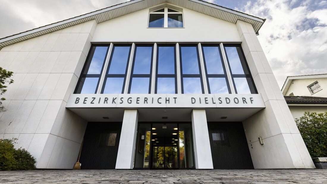 Ein Jugendlicher wurde für seinen Messerangriff auf einen orthodoxen Juden am Dienstag vom Jugendgericht Dielsdorf verurteilt. (Archivbild) 20260707134144723.jpg